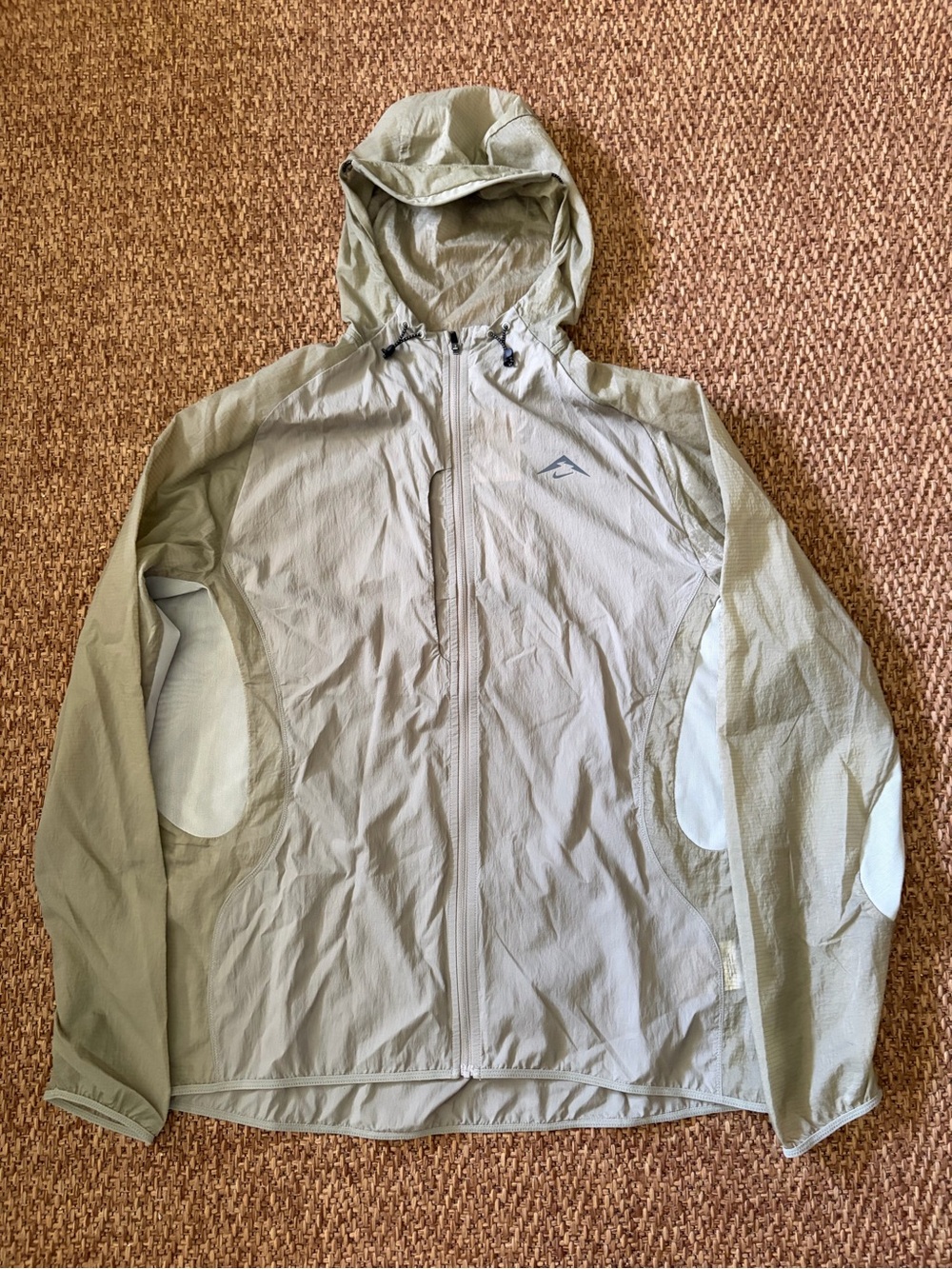 Nike Trail Aireez Running Jacket Light Army Green Men's Size Medium FN4002-320